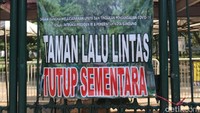 Salah satu kawasan wisata, Taman Lalu Lintas memasang spanduk berisi informasi penutupan wisata sementara. (Wisma Putra/detikcom)