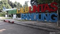 Lonjakan kasus COVID-19 di Bandung membuat tempat wisata ditutup sementara. Kebijakan itu dilakukan untuk membatasi pergerakan masyarakat dan mencegah kerumunan di tempat wisata. (Wisma Putra/detikcom)