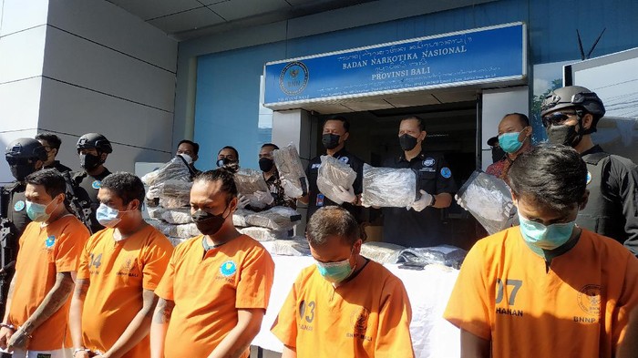Tersangka pengedaran narkoba jaringan Lapas Kerobokan (Foto: Sui Suadnyana/detikcom)