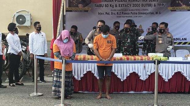 Tersangka peredaran sabu 60 kg di Labuhanbatu Sumut (Foto: Ahmad Fauzi Manik/detikcom) Tersangka peredaran sabu 60 kg di Labuhanbatu Sumut (Foto: Ahmad Fauzi Manik/detikcom)
