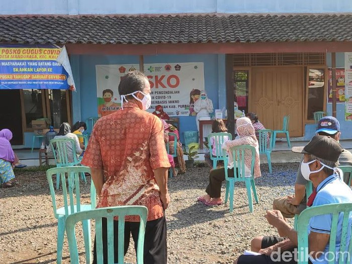 Tes swab antigen dan PCR kepada 28 orang yang merupakan kontak erat kasus Corona di Balai Desa Manduraga, Purbalingga, Jumat (18/6/2021).