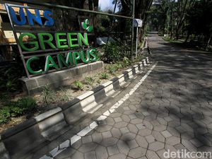 UNS Kirim Bantuan untuk Mahasiswa yang Isolasi Mandiri Akibat COVID-19