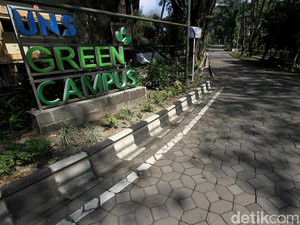 UNS Kirim Bantuan untuk Mahasiswa yang Isolasi Mandiri Akibat COVID-19