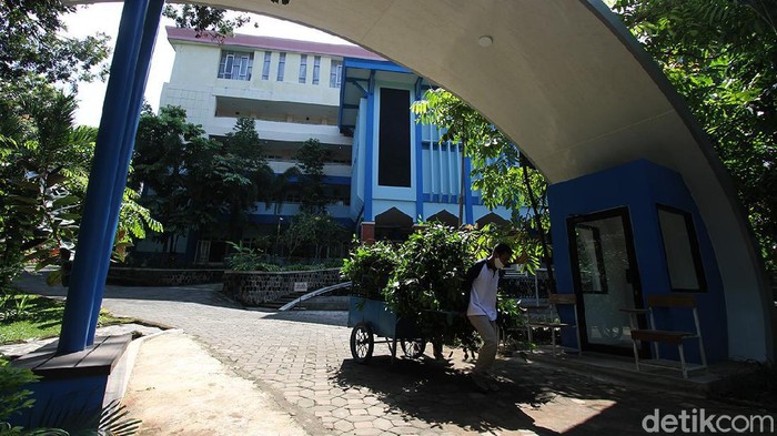 Kampus Universitas Sebelas Maret (UNS) ditutup sementara waktu. Penutupan dilakukan usai tiga dosen di kampus tersebut dilaporkan meninggal akibat COVID-19.