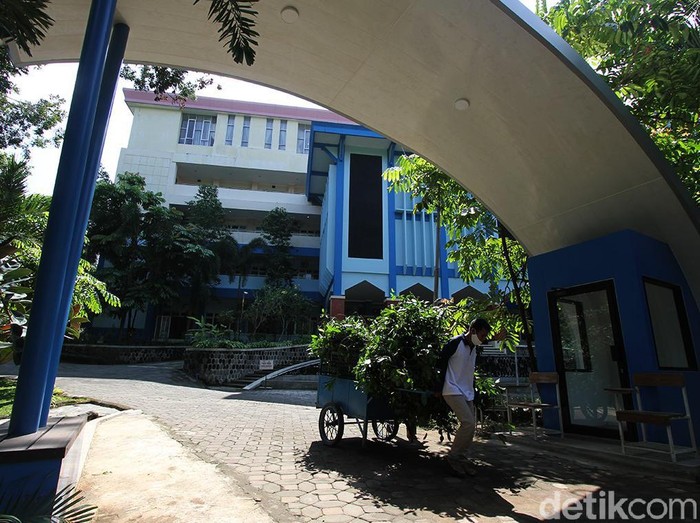 Kampus Universitas Sebelas Maret (UNS) ditutup sementara waktu. Penutupan dilakukan usai tiga dosen di kampus tersebut dilaporkan meninggal akibat COVID-19.