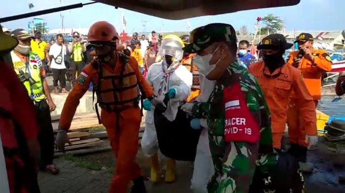 Tim SAR gabungan evakuasi jasad korban yang hilang tenggelam di pesisir Palabuhanratu, Sukabumi.