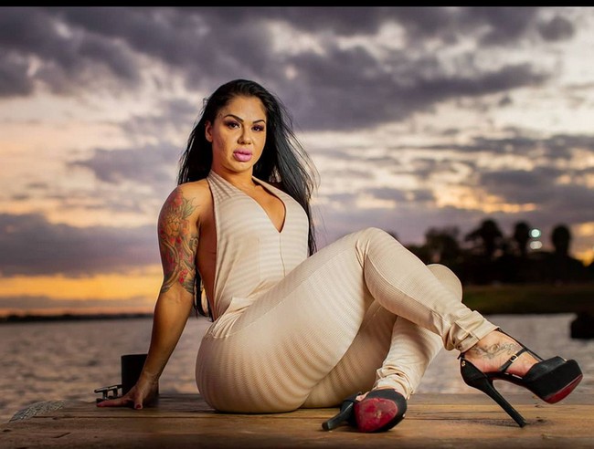 Hingga dia memutuskan untuk mengasuransikan area seksinya itu dengan nilai 280 ribu poundsterling atau sekitar Rp 5,6 miliar. Foto: dok. Instagram/@byvanessaataidess