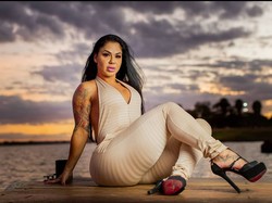 8 Foto Penampilan Model yang Asuransikan Bokongnya Rp 5,6 Miliar