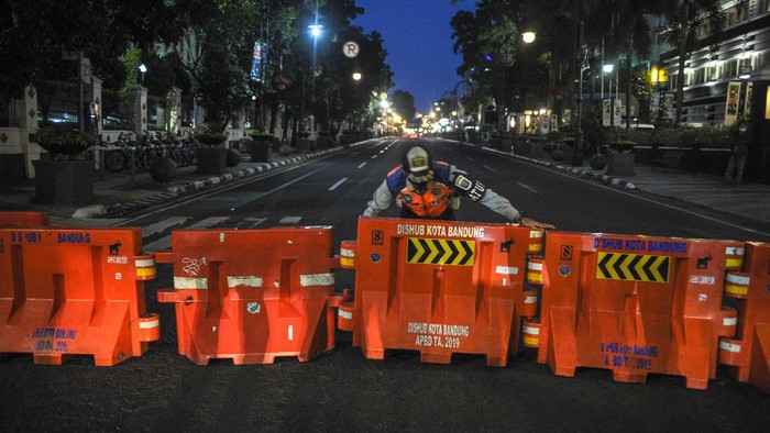 Waspada Corona, Jalan Protokol di Kota Bandung Ditutup 2 Pekan Sejumlah ruas jalan protokol di Kota Bandung ditutup selama 14 hari ke depan. Penutupan jalan dilakukan guna menekan angka penyebaran COVID-19 di Kota Kembang.