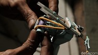 Miniatur motor dibuat dari barang bekas seperti kaleng, karet, dan PVC. Umumnya, Wawang mengerjakan miniatur model Yamaha RX-King.  