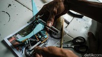 Pengerjaan dilakukan dengan cermat dan detail, sehingga miniatur RX-King ciptaan Wawang mirip dengan motor aslinya.  