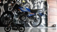 Dia bisa mengerjakan satu unit miniatur dalam waktu 2 hari jika sedang tidak bertugas di pabrik.  