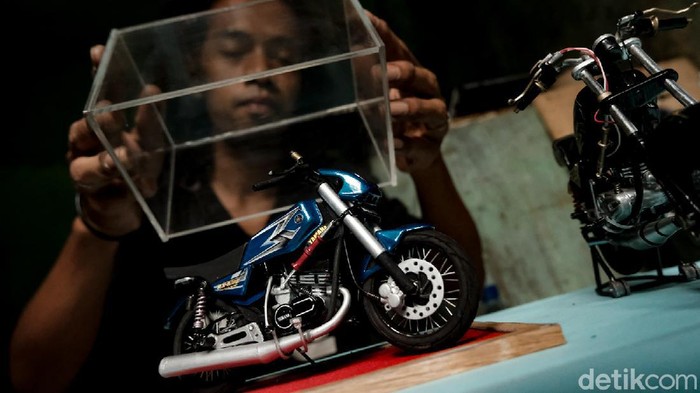 Di tangan Wawang Kurniawan, barang bekas disulap menjadi kerajinan bernilai tinggi. Dia menyulap barang bekas menjadi miniatur Yamaha RX-King.