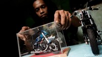 Miniatur Yamaha RX-King dijual Wawang seharga Rp 450 ribu. Dia biasa menjual lewat akun Instagram @riz_miniaturmotor.  