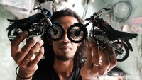 Wawang tengah menunjukkan hasil karyanya.  