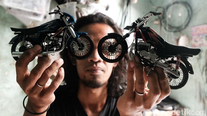 Di tangan Wawang Kurniawan, barang bekas disulap menjadi kerajinan bernilai tinggi. Dia menyulap barang bekas menjadi miniatur Yamaha RX-King.