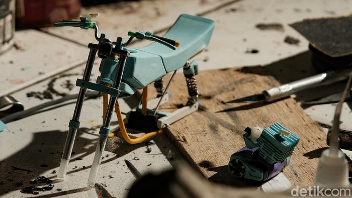 Wow! Miniatur Yamaha RX-King Ini Dibuat dari Barang Bekas Di tangan Wawang Kurniawan, barang bekas disulap menjadi kerajinan bernilai tinggi. Dia menyulap barang bekas menjadi miniatur Yamaha RX-King.
