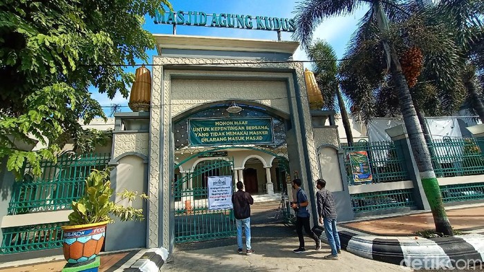 Zona Merah, Beberapa Masjid di Kudus Tetap Gelar Jumatan Meski Kementerian Agama telah melarang kegiatan keagamaan di rumah ibadah yang berada di zona merah, tapi ada saja yang tetap menggelarnya. Di Kudus salah satunya.