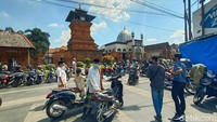 Sementara itu di sejumlah masjid di Kota Kudus masih ada yang menggelar pelaksanaan salat Jumat. Seperti di Masjid Al-Aqsha Menara Kudus, terlihat tidak ada petugas kepolisian ataupun TNI yang berjaga.