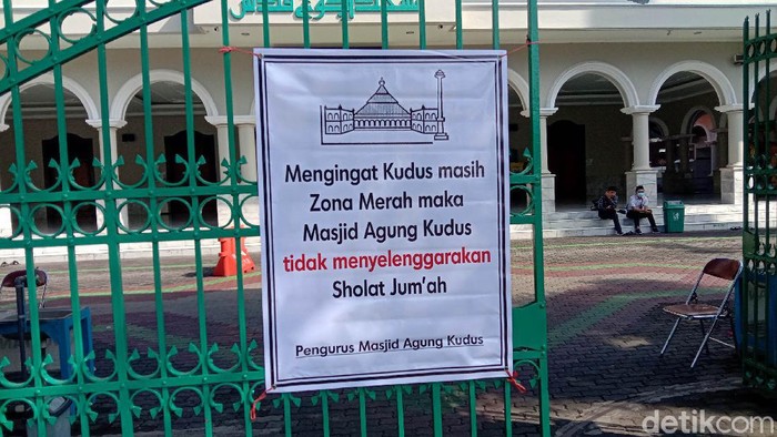 Meski Kementerian Agama telah melarang kegiatan keagamaan di rumah ibadah yang berada di zona merah, tapi ada saja yang tetap menggelarnya. Di Kudus salah satunya.