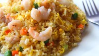Kamu doyan nasi goreng di restoran Solaria? Coba bikin sendiri nasi goreng ala restoran terkenal ini. Isiannya lengkap seperti udang, cumi, bakso ikan, dan sayuran. Berikut resep nasi goreng Solaria yang gurih sedap.