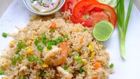Nasi goreng bukan hanya ada di Indonesia, tapi juga di negara Asia lain. Salah satunya Hong Kong yang terkenal dengan rasanya yang gurih nikmat. Nasi goreng Hong Kong diberi tambahan udang segar dan ebi. Resepnya ada di sini.
