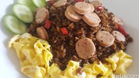 Selain kencur, kluwek juga enak dijadikan bumbu nasi goreng. Warnanya memang hitam, tapi rasanya dijamin nikmat! Tambahkan irisan sosis dan telur dadar agar makin enak. Lihat resep nasi goreng kluwek di sini. Foto: detikfood 