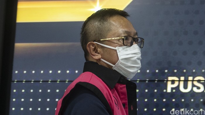 Kejaksaan Agung memulangkan Adelin Lis, buron pembalakan liar selama 10 tahun. Terlihat, Adelin melangkah di Bandara Soekarno-Hatta, Cengkareng, Tangerang.