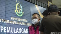 Lebih lanjut, Burhanuddin mengatakan pihaknya juga mendapat dukungan dari Kementerian Luar Negeri RI dalam melakukan penangkapan ini. Dia mengatakan Kemlu senantiasa berkomunikasi dengan Pemerintah Singapura.