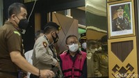 Adelin adalah buron kasus illegal logging yang kabur ke Singapura pada 2006.