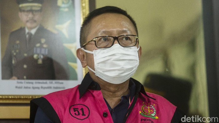 Adelin Lis Sang Pembalak Liar yang Pulang Kampung Kejaksaan Agung memulangkan Adelin Lis, buron pembalakan liar selama 10 tahun. Terlihat, Adelin melangkah di Bandara Soekarno-Hatta, Cengkareng, Tangerang.