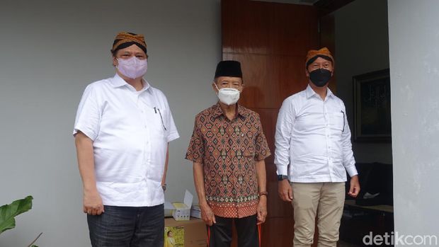 Airlangga Hartarto di kediaman Ahmad Syafii Maarif atau Buya Syafii Maarif di Sleman, DIY, Sabtu (19/6/2021).