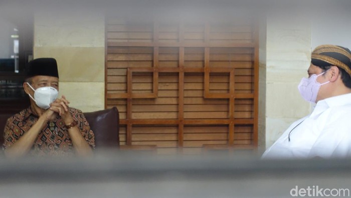 Airlangga Hartarto di kediaman Ahmad Syafii Maarif atau Buya Syafii Maarif di Sleman, DIY, Sabtu (19/6/2021).