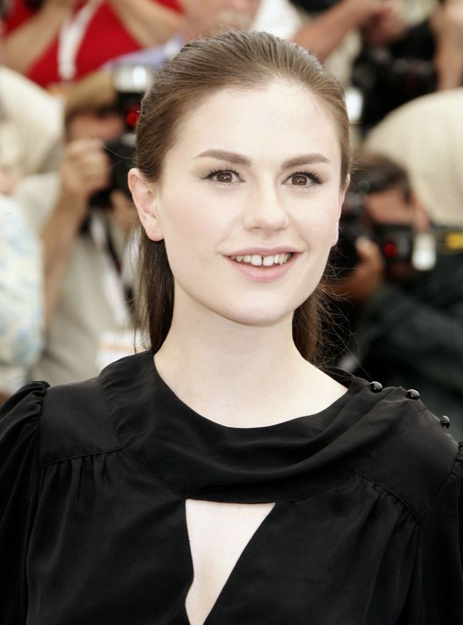 Gigi kelinci dan celah di antara dua gigi seri pun jadi daya tarik aktris Anna Paquin. Asalkan percaya diri, ketidaksempurnaan pun bisa jadi keunggulan yang membuat dirimu berbeda dari orang lain. Foto: Getty Images/Pascal Le Segretain