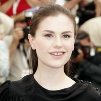 Gigi kelinci dan celah di antara dua gigi seri pun jadi daya tarik aktris Anna Paquin. Asalkan percaya diri, ketidaksempurnaan pun bisa jadi keunggulan yang membuat dirimu berbeda dari orang lain. Foto: Getty Images/Pascal Le Segretain