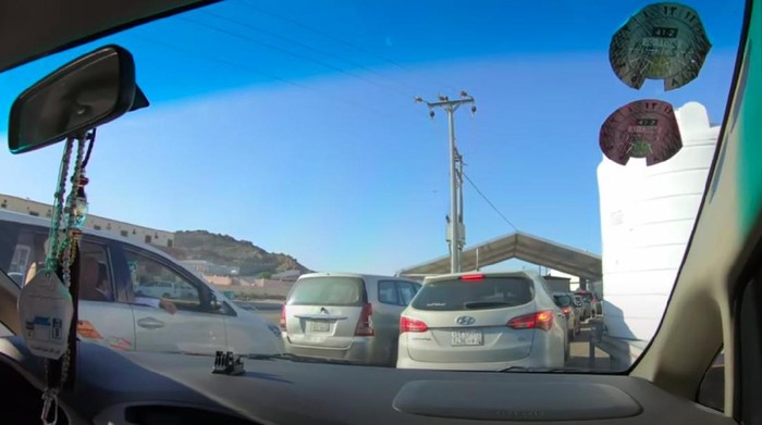 Antrean Bansos di Arab Saudi Pakai Mobil Bagus