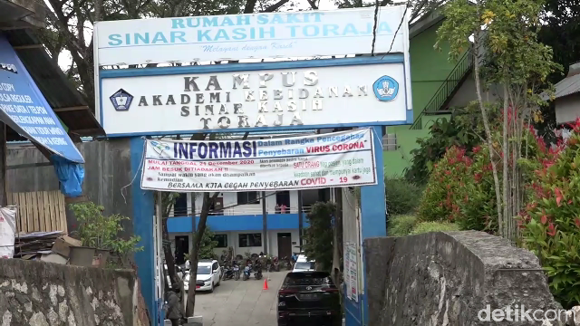 Asrama Mahasiswa di Tana Toraja ini ditutup sementara usai banyak mahasiswa kena COVID-19. (M Riyas/detikcom)