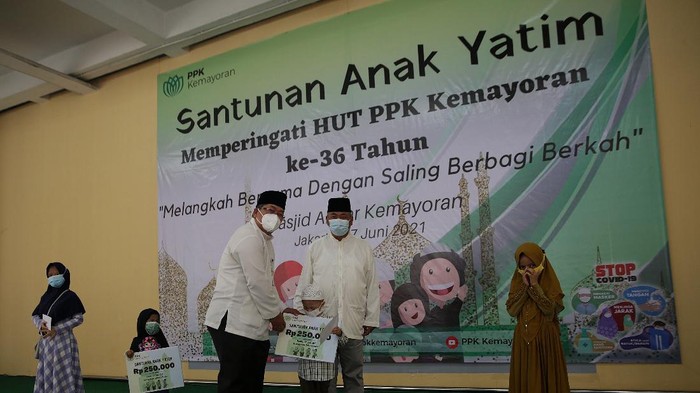 Berbagi Bersama Anak Yatim Terdampak Pandemi Pusat Pengelolaan Komplek (PPK) memberikan santunan kepada ratusan anak yatim terdampak pandemi Corona.