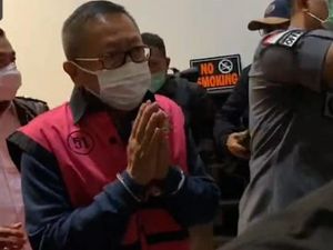 Buron Adelin Lis Tiba di RI, Berompi Tahanan dan Diborgol
