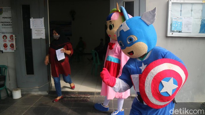 Ada pemandangan berbeda saat vaksinasi digelar di Kudus, karena ada Captain America turut mengajak warga untuk vaksin.