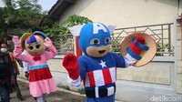 Captain America juga sempat berkeliling kampung untuk mengajak masyarakat datang ke balai desa. Warga diajak untuk vaksin. 