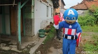 Kepala Puskesmas Jati, Kudus, Amad Muhammad kepada detikcom ditemui di lokasi, Sabtu (19/6/2021) mengatakan, danya ikon superhero dan nakes yang mengenakan toga ada maksud tersendiri. Pertama keberadaan superhero diharapkan sebagai semarak masyarakat untuk datang vaksin.