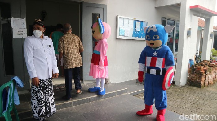 Captain America Turun Tangan Ajak Warga Kudus Vaksin Ada pemandangan berbeda saat vaksinasi digelar di Kudus, karena ada Captain America turut mengajak warga untuk vaksin.