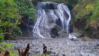 Sayang, saat dikunjungi detikTravel, debit air Curug Bojong sedang surut, namun itu tidak mengurangi panorama keindahannya. 