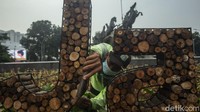 Sementara itu tulisan Jakarta Bangkit disusun menggunakan batang pohon yang tumbang serta ranting pohon hasil pemangkasan.