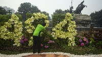 Kini hiasan tersebut tengah di finishing oleh petugas agar warga Jakarta dapat menikmati hiasan menjelang HUT DKI Jakarta.