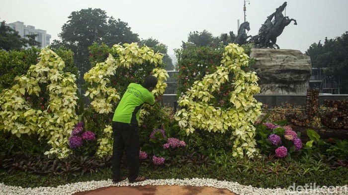 Dekorasi Jakarta Bangkit Percantik Kawasan Patung Kuda Kawasan Patung Kuda, Jakarta dipercantik dengan dekorasi oleh petugas PJLP Sudin Pertamanan dan Khutanan. Seperti apa penampakannya?