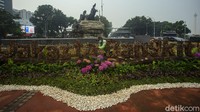 Petugas PJLP Sudin Pertamanan dan Kehutanan DKI Jakarta menyelesaikan hiasan di Kawasan Patung Kuda, Jakarta, Sabtu (19/6/2021). 