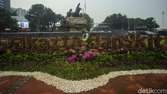 Dekorasi Jakarta Bangkit Percantik Kawasan Patung Kuda Kawasan Patung Kuda, Jakarta dipercantik dengan dekorasi oleh petugas PJLP Sudin Pertamanan dan Khutanan. Seperti apa penampakannya?