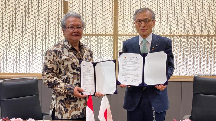 Dubes RI untuk Jepang Heri Akhmadi dan Presiden Universitas Osaka, Shojiro Nishio, menandatangani kerja sama di bidang Kesehatan, Pangan dan Bioteknologi di Osaka Jumat (18/6).